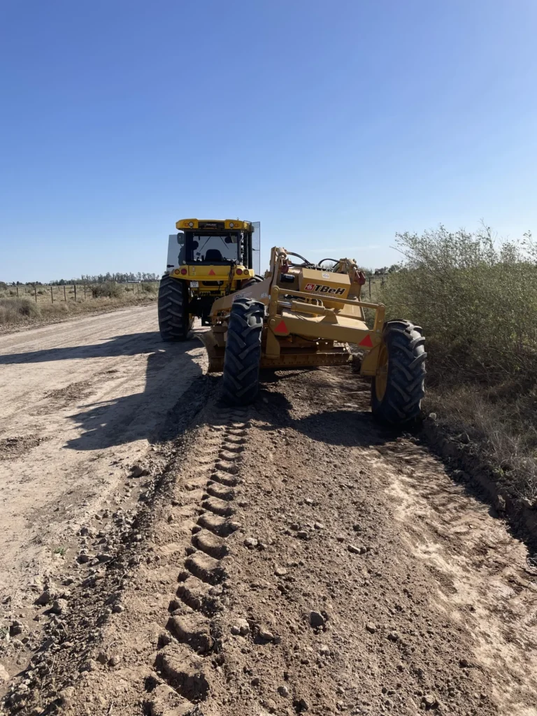 Niveladora Trabajando - El Galpón﻿